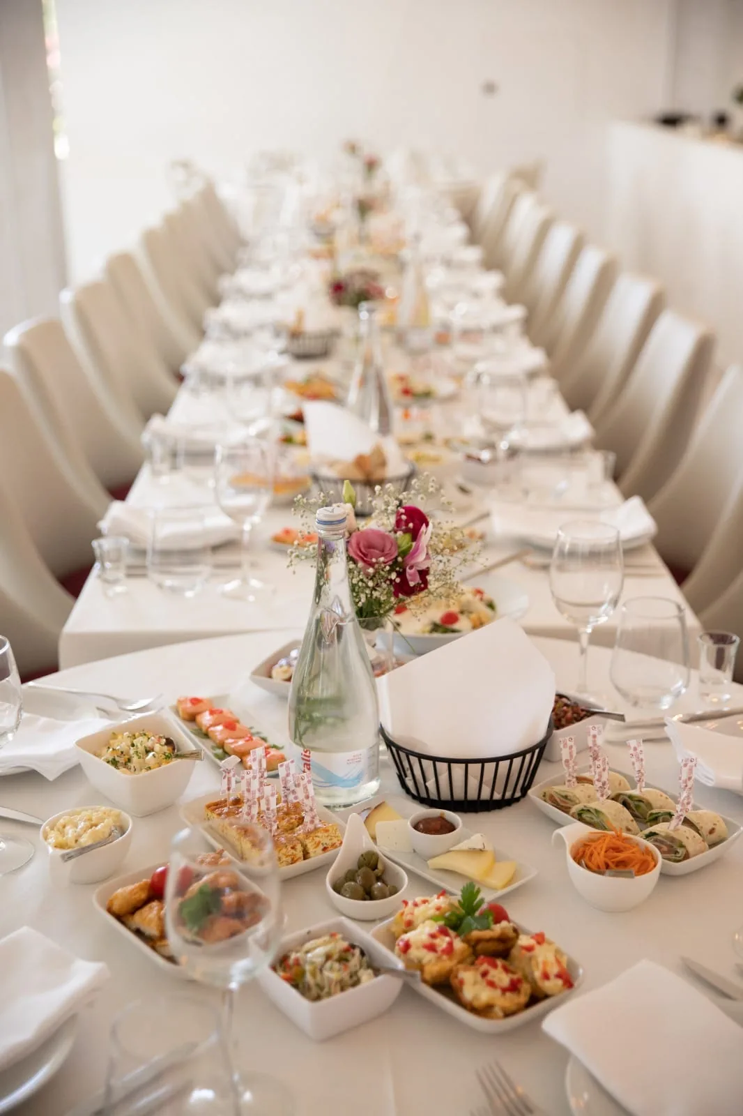Mesa longa de banquete posta para um jantar de grupo