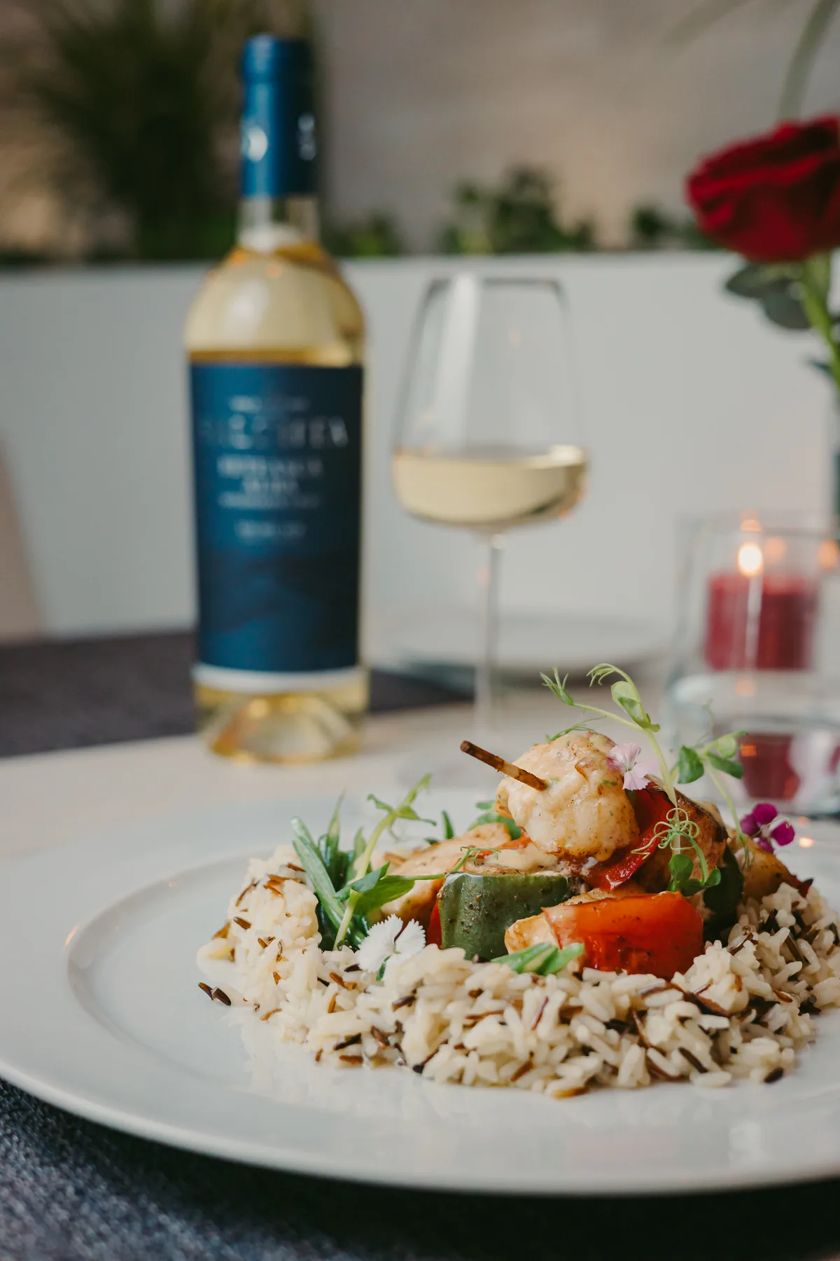 Espetada de camarão com arroz de legumes e vinho branco à luz das velas