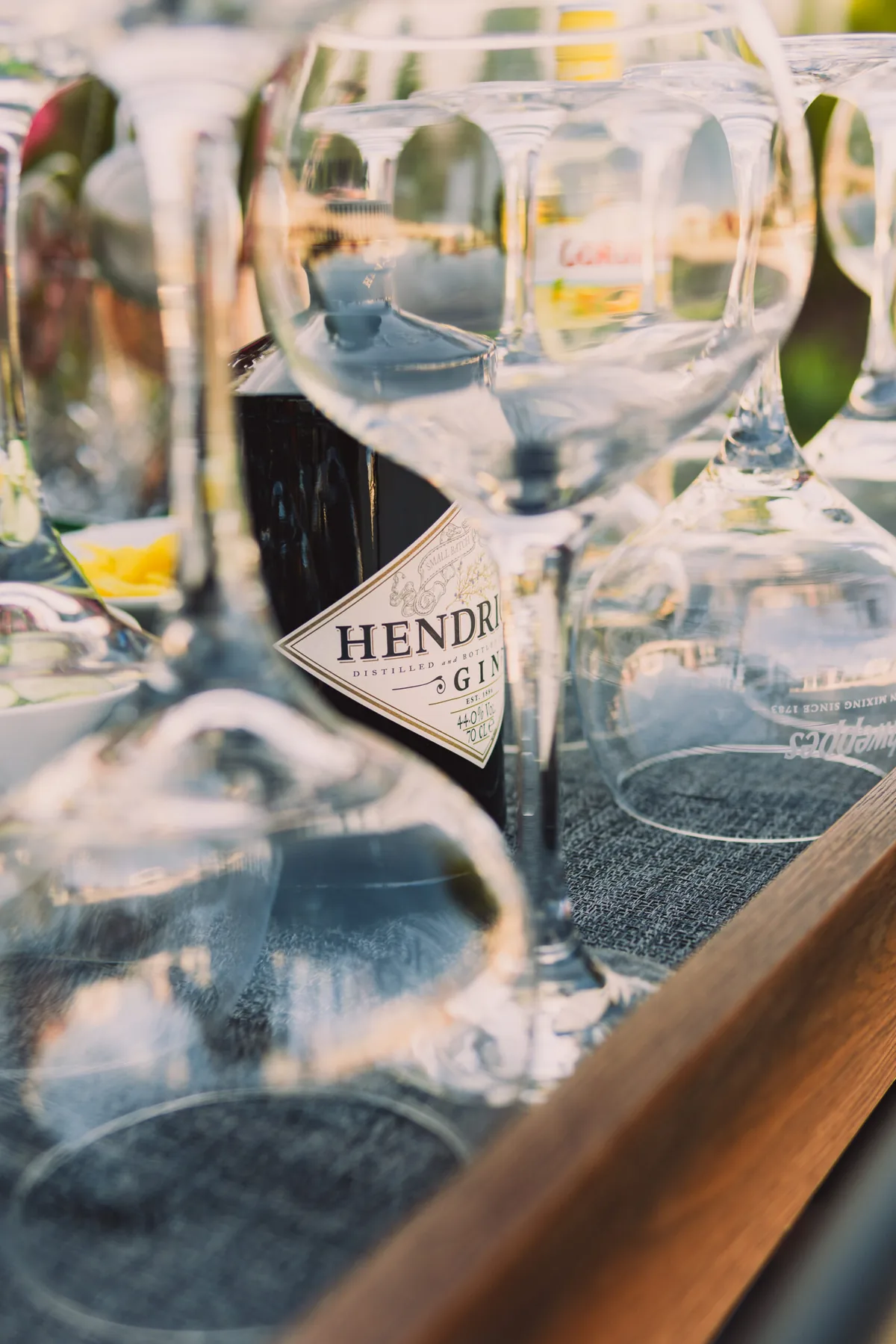 Copos de gin no bar