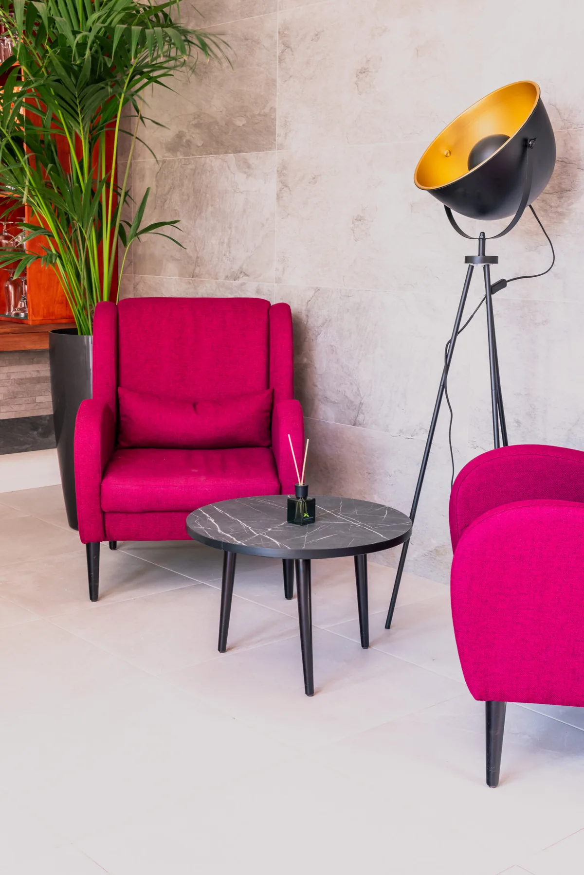 Zona lounge com poltronas magenta
