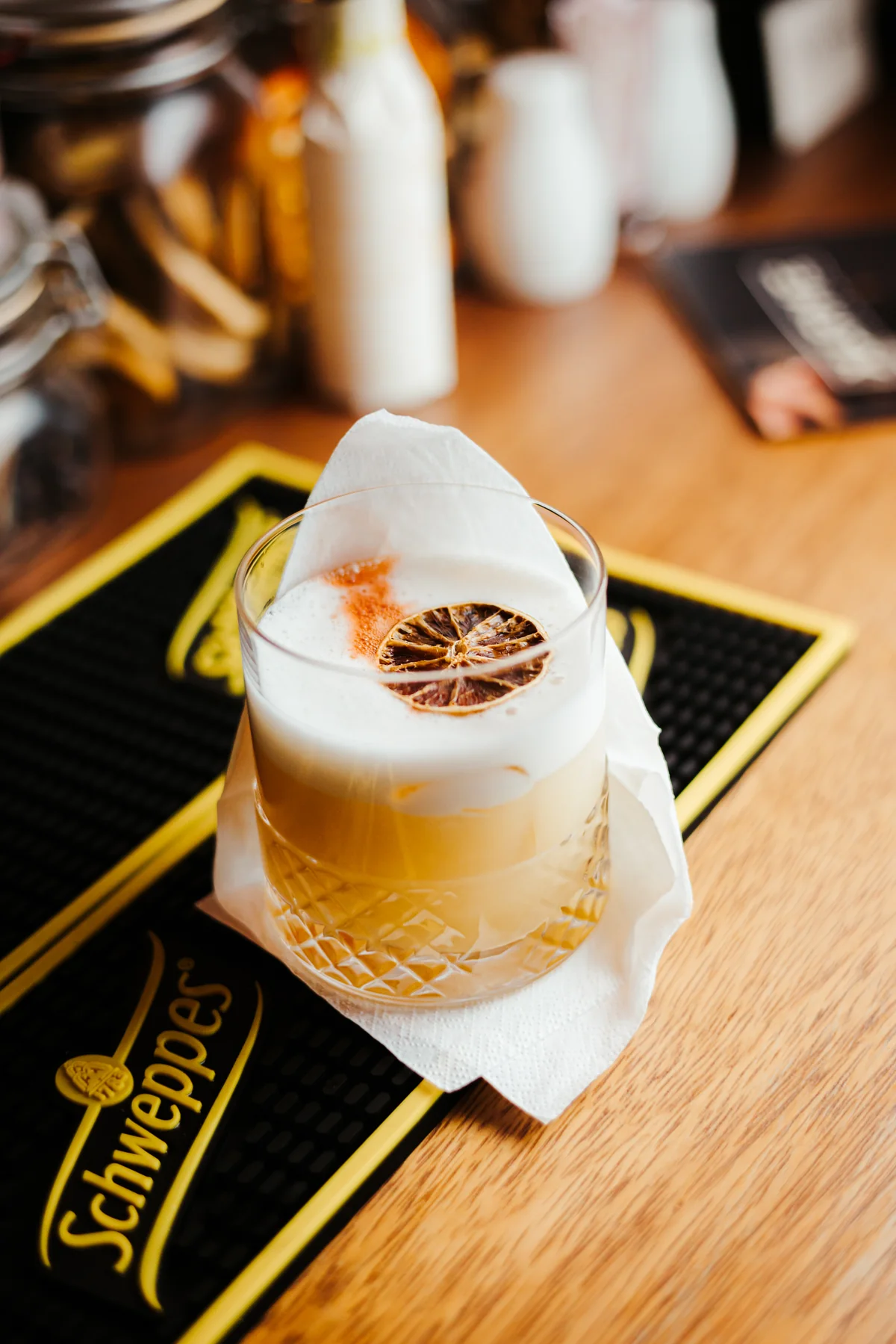 Cocktail de assinatura no bar