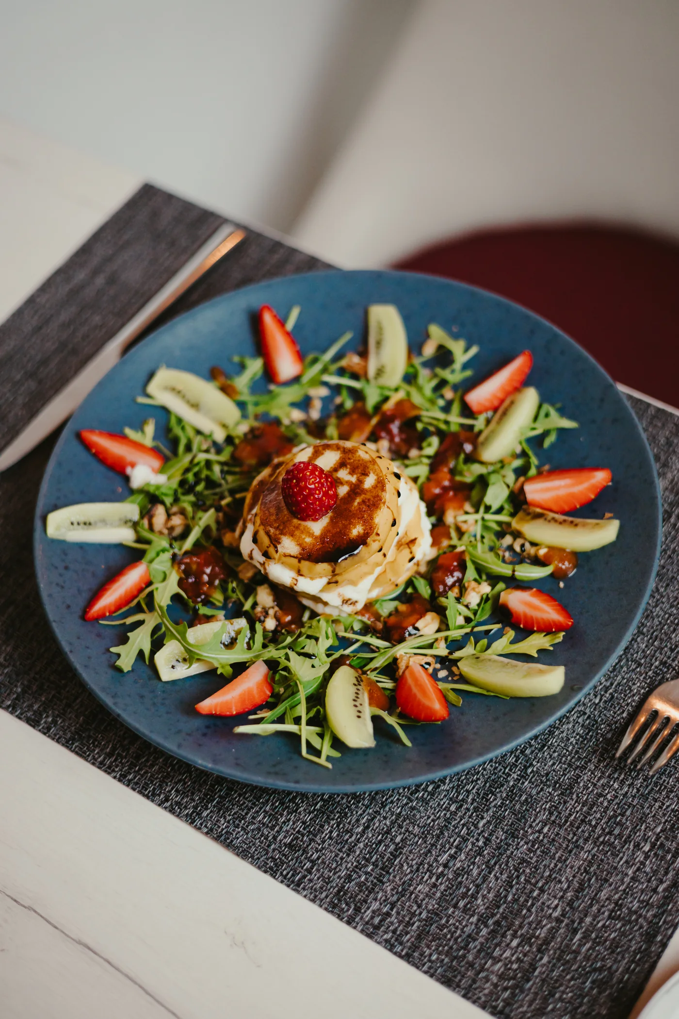 Salada de burrata em prato azul