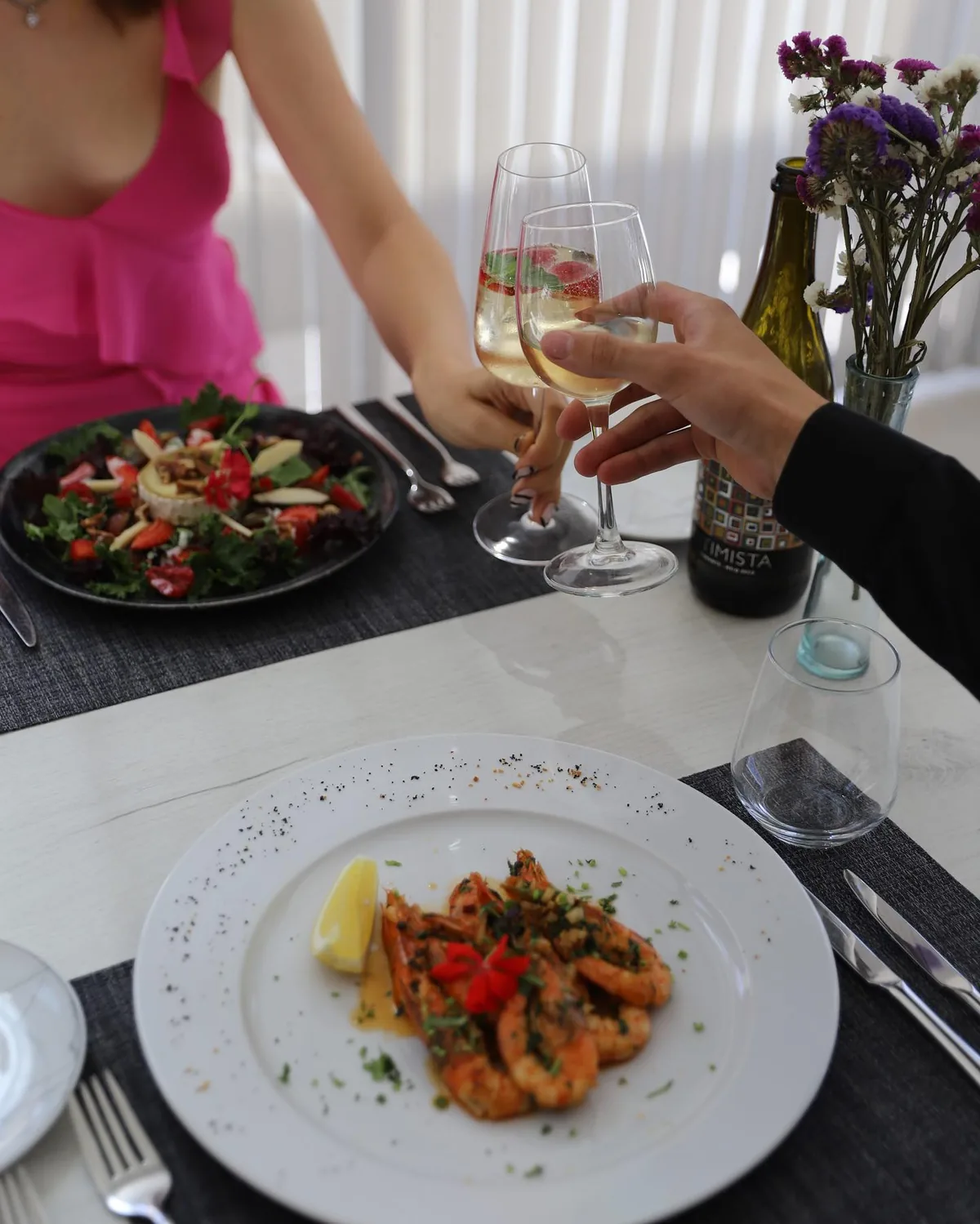 Brinde com espumante à mesa, com camarão e salada